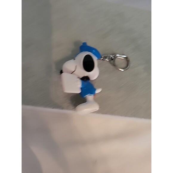 Vintage Peanuts UFS Snoopy Mailman holding Valentine Card W/Heart Keychain 2.5" - Picture 4 of 13